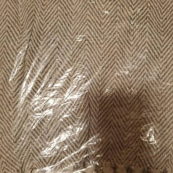 Thirty-One Fringed Throw Blanket Grey Chevron NEW 60"x50" - Picture 4 of 4